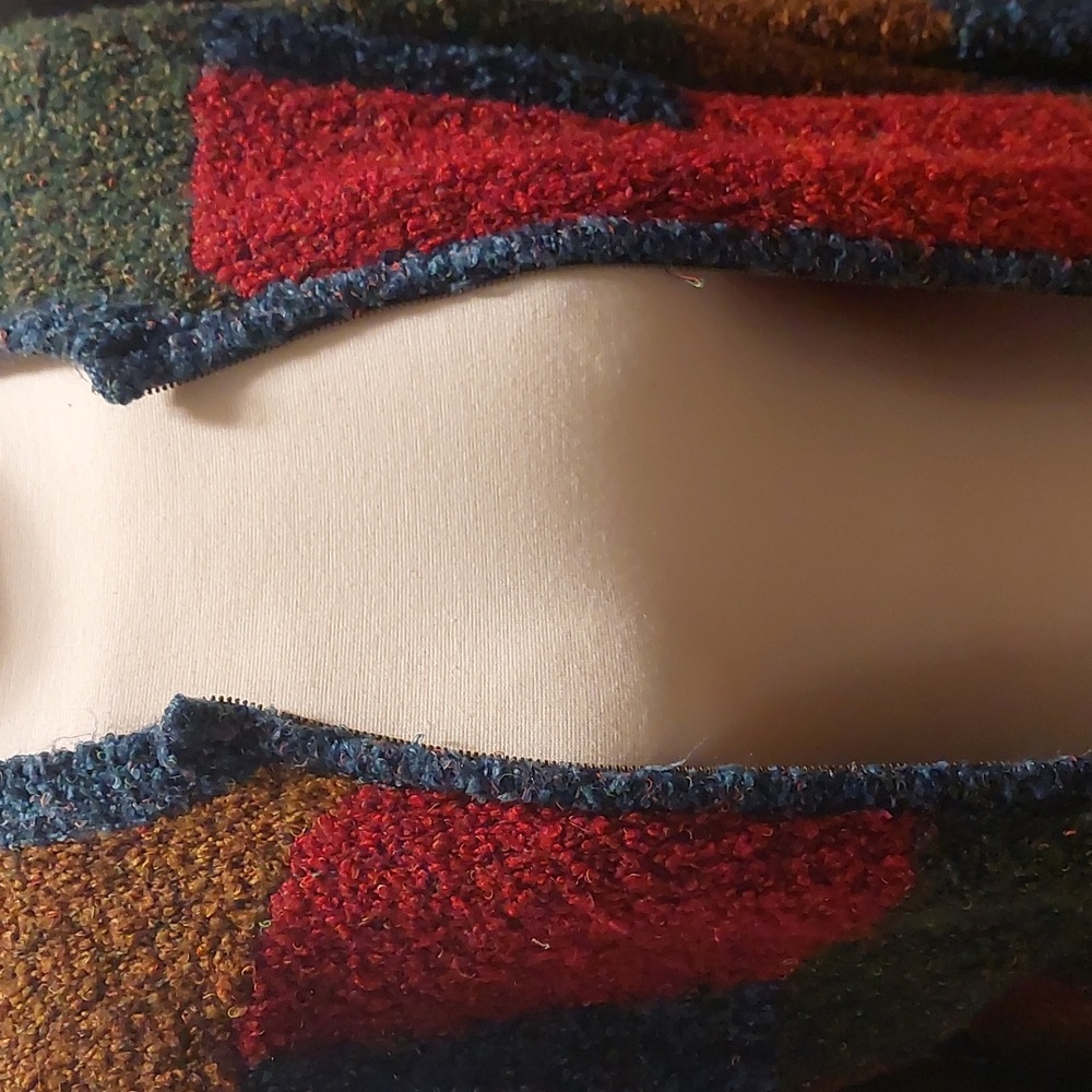Sweaters. - Picture 3 of 4